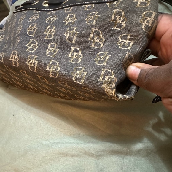 Dooney & Bourke Shoulder Bag. - Picture 3 of 7